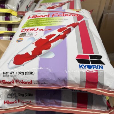 Gestapelde zakken Hikari Friend large pellet van 10 kg met rood-witte koi en het Kyorin-logo