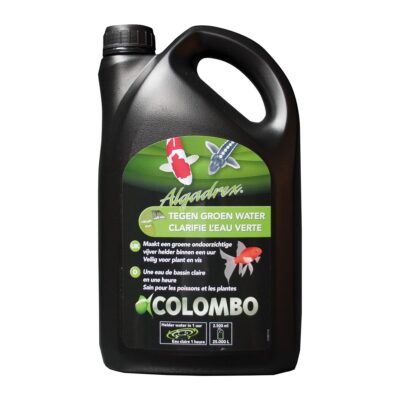 Fles Colombo Algadrex van 2500 ml tegen groen water door zweefalg in grote vijvers